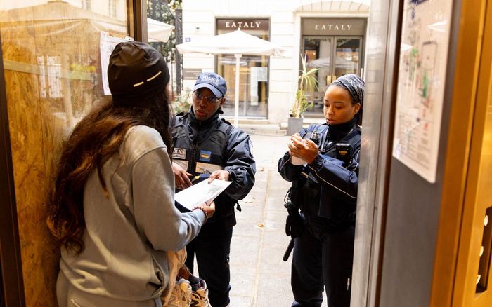  Cảnh sát kiểm tra, trao đổi với người dân tại một cửa hàng ở Paris (Pháp) trong bối cảnh chính quyền tăng cường các biện pháp bảo đảm an ninh. Ảnh: VILLE DE PARIS 