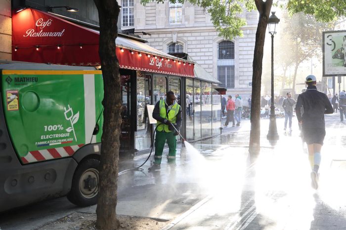  Lực lượng vệ sinh thủ đô Paris dọn dẹp, khắc phục hậu quả sau các vụ bạo lực. Ảnh: VILLE DE PARIS 