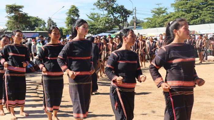  Người dân múa xoang tại buổi lễ 