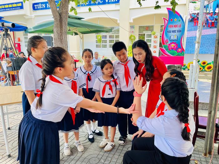 Chuyên đề diễn ra trong không gian mở, tạo sự thoải mái cho giáo viên và học sinh.