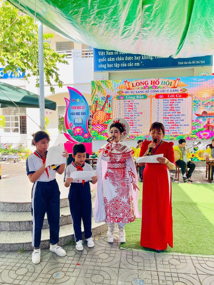 Các em học sinh giao lưu, trải nghiệm với nghệ nhân, nghệ sĩ.