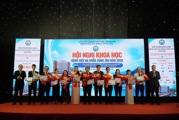  Các báo cáo viên tham gia hội thảo. 