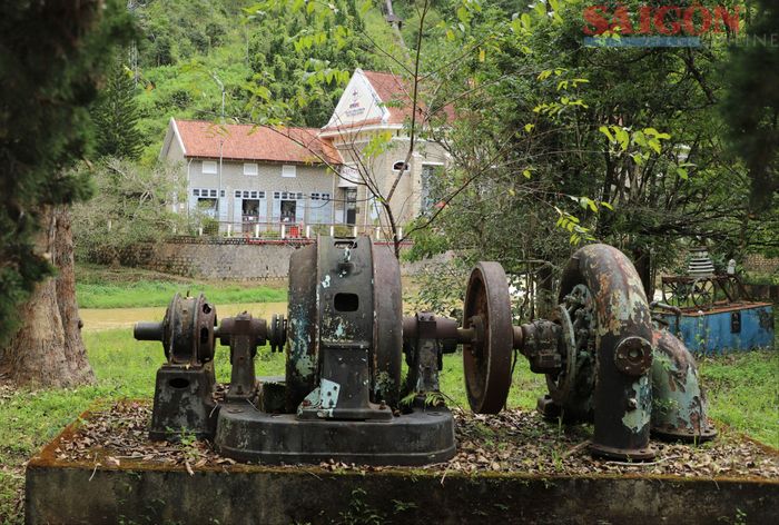  Tổ máy cổ được trưng bày tại khuôn viên nhà máy thủy điện Ankroet 