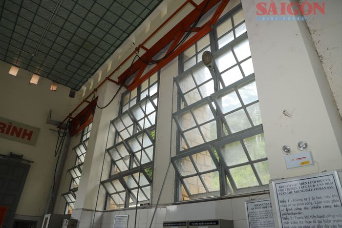  Hệ thống cửa chớp thông gió cỡ lớn bên trong nhà máy 