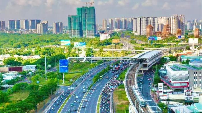  Tuyến metro số 1 (Bến Thành - Suối Tiên) chạy dọc đường Võ Nguyên Giáp. Ảnh: HOÀNG HÙNG 