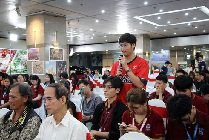 Bạn trẻ yêu mến nhiếp ảnh đặt câu hỏi giao lưu tại tọa đàm. ẢNH: THÙY TRANG. 