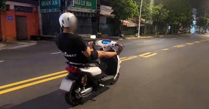 CSGT TPHCM từng xử lý nhiều thanh thiếu niên biểu diễn đi xe máy để 'câu view'.