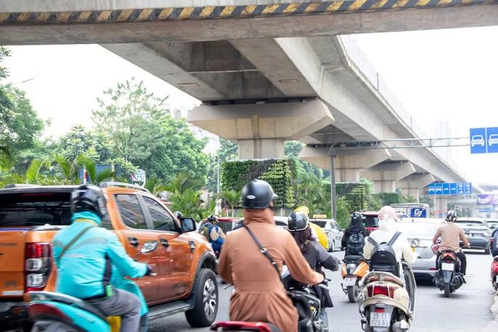 Bên cạnh các công trình lớn, Hà Nội cũng đưa cây xanh vào một số nhà chờ xe buýt. Ba vị trí được lựa chọn gồm nhà chờ Đại học Dược trên đường Lê Thánh Tông, nhà chờ gần Bệnh viện Xanh Pôn trên đường Trần Phú và nhà chờ tại số 69 Lý Thường Kiệt. Các bồn, chậu cây được bố trí ở phía sau hoặc hai bên nhà chờ, kết hợp hệ cáp nhẹ để dẫn cây leo phủ một phần mái và vách sau, không chiếm dụng lối đi bộ.