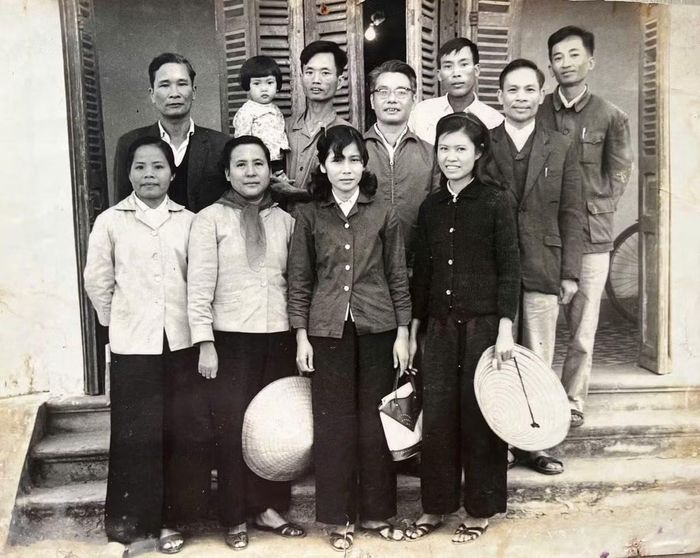 Thầy Thung (bế con gái) cùng các thầy cô của Khoa. Ảnh: Khoa Ngữ văn cung cấp.