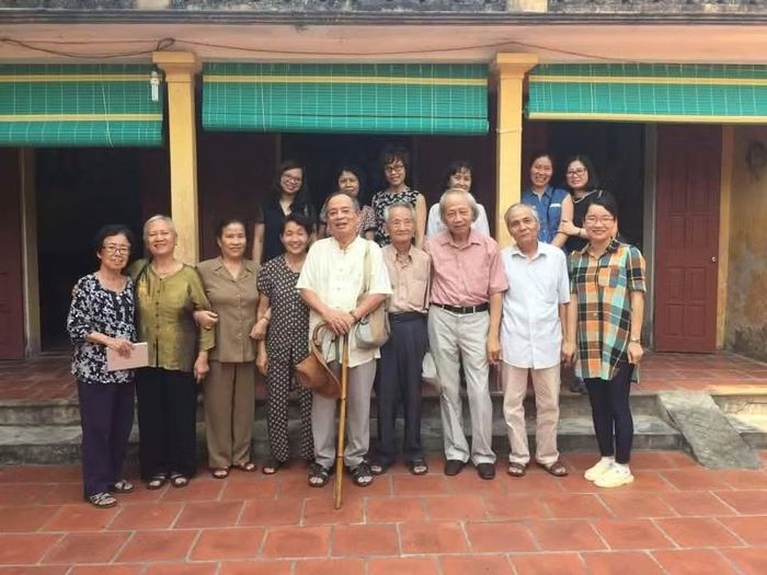 Cán bộ Khoa đến thăm nhà thầy tại làng Quần Ngọc, xã Yên Mỹ, Hưng Yên (cũ) - Nơi sơ tán của thầy trò Khoa Ngữ văn những năm 1965 – 1966. Ảnh: Khoa Ngữ văn cung cấp.