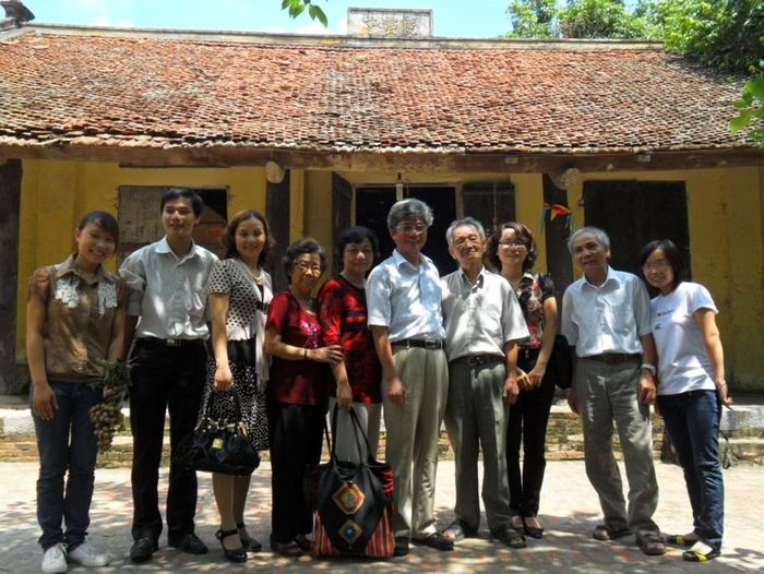 Cán bộ Khoa đến thăm nhà thầy tại làng Quần Ngọc, xã Yên Mỹ, Hưng Yên (cũ) - Nơi sơ tán của thầy trò Khoa Ngữ văn những năm 1965 – 1966. Ảnh: Khoa Ngữ văn cung cấp.