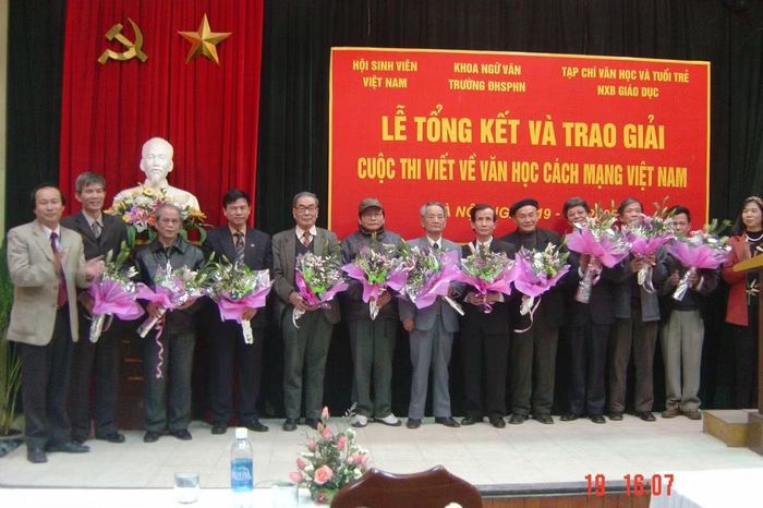 Thầy Hoàng Văn Thung (thứ 6 từ phải qua) và các thầy cô cựu chiến binh của Khoa nhận hoa từ sinh viên. Ảnh: Khoa Ngữ văn cung cấp.