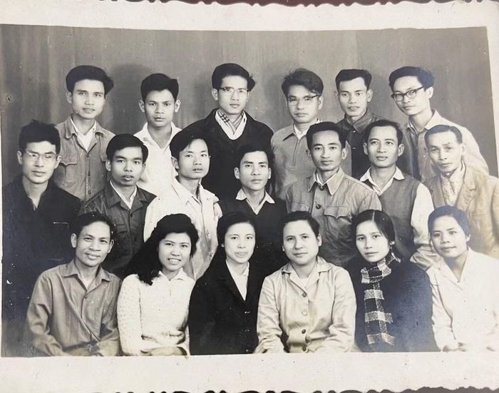 Thầy Hoàng Thung (người thứ 3 từ trái sang, hàng 2) và các thầy cô trong bộ môn Ngôn ngữ năm 1973. Ảnh: Khoa Ngữ văn cung cấp.