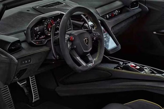 Xe sở hữu không gian nội thất được phối hai tông màu đen và vàng tương phản đồng điệu với lớp sơn ngoại thất. Hệ thống ghế ngồi thể thao bọc da cao cấp kết hợp các đường chỉ khâu và mảng màu vàng nổi bật, mang lại cảm giác thị giác mạnh mẽ ngay khi mở cửa xe.