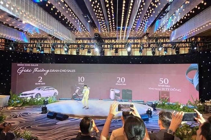 Đây cũng là chiếc Temerario đầu tiên được ghi nhận xuất hiện tại thị trường trong nước, sau khoảng hai năm kể từ khi mẫu siêu xe trình làng quốc tế. Ngoài siêu xe, đại diện chủ đầu từ còn công bố cơ cấu thưởng riêng cho đội ngũ kinh doanh, gồm 2 chiếc BMW 320i, 10 xe Vespa, 20 iPhone Duo và 50 sổ tiết kiệm với tổng trị giá 1 tỷ đồng.