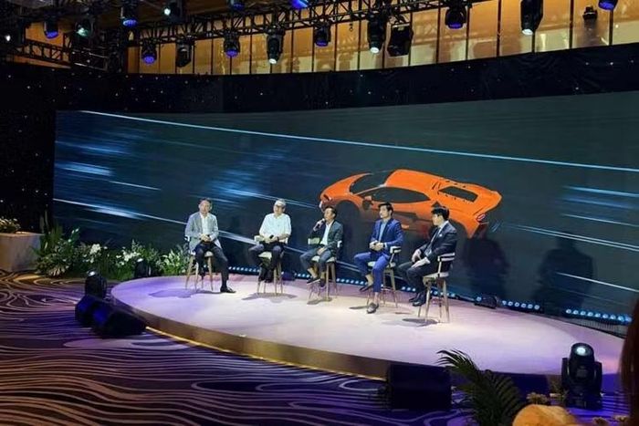Chiếc siêu xe được chọn làm phần thưởng không phải cái tên xa lạ với những người theo dõi hoạt động của doanh nhân Nguyễn Quốc Cường. Hồi đầu tháng 9/2026, anh từng chia sẻ đoạn video ghi lại cảnh khui công chiếc Lamborghini Temerario màu vàng tại Việt Nam.
