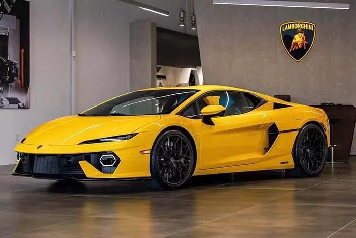 “Trái tim” của Lamborghini Temerario là hệ truyền động plug-in hybrid (PHEV) kết hợp giữa động cơ V8 4.0L tăng áp kép hoàn toàn mới và ba mô-tơ điện cho tổng công suất kết hợp lên tới 907 mã lực. Xe có khả năng tăng tốc từ 0-100 km/h chỉ trong 2,7 giây trước khi đạt tốc độ tối đa 343 km/h.