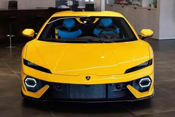 Tại Việt Nam, mẫu Lamborghini Temerario có giá khởi điểm 26,752 tỷ đồng, chưa tính các trang bị tùy chọn và chi phí đăng ký (sau thuế khoảng hơn 30 tỷ đồng). Chiếc siêu xe này có kích thước tổng thể chiều dài 4.706 mm, rộng 1.996 mm, cao 1.201 mm, cùng chiều dài cơ sở 2.658 mm, mang lại tỉ lệ thể thao đặc trưng của Lamborghini.