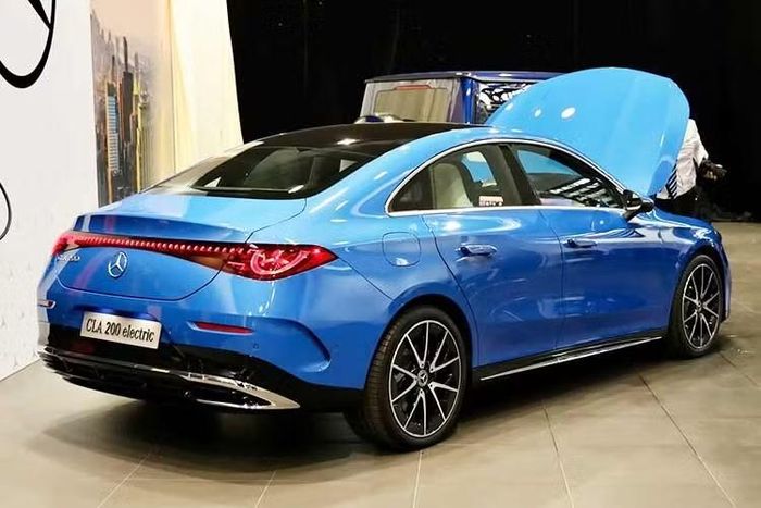 Ngoài ra, xe còn được trang bị cốp trước với dung tích 101 lít bên dưới nắp ca-pô. Trong khi đó, khoang hành lý phía sau của xe có dung tích 405 lít. Lấy cảm hứng thiết kế từ Vision EQXX Concept, Mercedes-Benz CLA 200 electric sở hữu ngoại hình mượt mà như xe coupe nhằm giảm hệ số lực cản không khí và cải thiện phạm vi hoạt động.