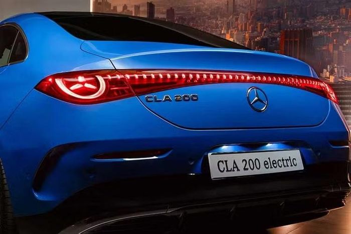 Chưa hết, Mercedes-Benz CLA 200 electric còn được trang bị logo ngôi sao 3 cánh phát sáng ở chính giữa lưới tản nhiệt, mâm hợp kim AMG thể thao 5 chấu kép với kích thước 19 inch, tay nắm cửa ẩn, ốp sườn sơn đen bóng, cản sau với chi tiết mô phỏng bộ khuếch tán và cánh gió nhỏ tích hợp vào cửa cốp.