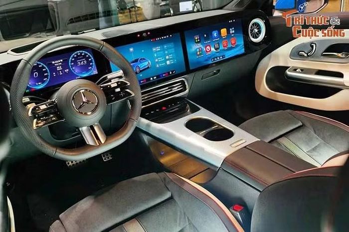 Bên trong mẫu ô tô điện này là không gian nội thất sang trọng và nhiều tiện nghi. Xe được trang bị ghế bọc da Artico kết hợp vi sợi Microcut với chỉ khâu đỏ tương phản. Ghế trước AMG Line Sports Seat có tựa đầu liền khối với đủ tính năng chỉnh điện, sưởi ấm và hỗ trợ đệm lưng 4 hướng. Ngoài ra, ghế trước và gương chiếu hậu đều có tính năng nhớ 3 vị trí.