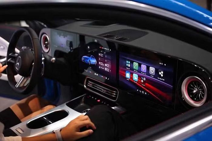 Xe có hệ thống định vị MBUX Navigation Plus tích hợp bản đồ Việt Nam có thời hạn 7 năm, hỗ trợ kết nối Apple CarPlay/Android Auto không dây, 4 cổng USB Type C hỗ trợ sạc nhanh công suất lên đến 100 W, sạc không dây ở hàng ghế trước, cửa sổ trời toàn cảnh, điều hòa 2 vùng tự động, cửa cốp đóng/mở chỉnh điện và đèn viền 64 màu.