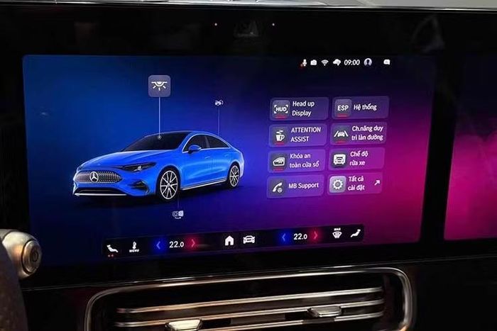 Chưa hết, Mercedes-Benz CLA 200 electric còn có mô-đun kết nối 5G, MBUX Entertainment thời hạn 3 năm, Remote Services và gói dịch vụ tiêu chuẩn cho xe điện. Các chức năng gồm truy xuất trạng thái xe từ xa, cá nhân hóa hồ sơ, quản lý bảo dưỡng, quản lý và tối ưu năng lượng pin, cập nhật phần mềm OTA, nhận diện gương mặt và tích hợp chìa khóa kỹ thuật số.
