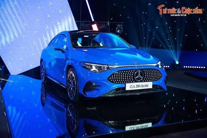 Mercedes-Benz CLA 200 electric có giá bán lẻ khuyến nghị từ 1,59 tỷ đồng. Như vậy, giá bán chính thức của xe rẻ hơn đáng kể so với mức dự kiến 1,7 tỷ đồng ban đầu. Xe sở hữu kích thước dài x rộng x cao lần lượt 4.723 x 1.855 x 1.468 mm và chiều dài cơ sở 2.790 mm, tương đương Mercedes-Benz C-Class đang bán ở Việt Nam.