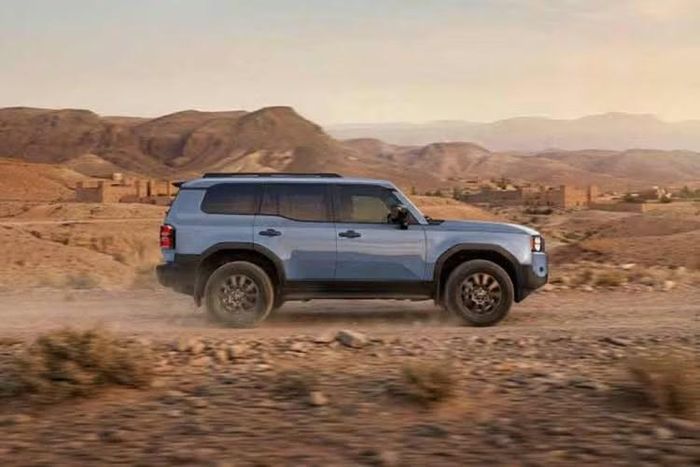 Đến năm 2026, đánh dấu cột mốc dòng xe off-road biểu tượng tròn 75 năm, nhà sản xuất ô tô Nhật Bản đã ghi lại dấu ấn bằng 75 chiếc xe Land Cruiser phiên bản đặc biệt có số lượng giới hạn. Land Cruiser kỷ niệm 75 năm được phát triển dựa trên Land Cruiser 250, có đèn pha tròn giống với mẫu Land Cruiser 1958 tại thị trường Mỹ.