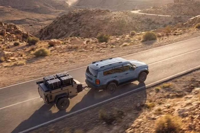 Toyota Land Cruiser 75th Anniversary bản kỷ niệm 75 năm cũng có màu sơn độc quyền mới mang tên Xanh khói (Smoky Blue), bên cạnh các màu khác như màu Trắng ngọc (Super White), Cát (Sand), Đồng Avantgarde (Avantgarde Bronze), Đen Aura (Aura Black), Xám đậm (Dark Grey) và Trắng Platinum (Platinum White).