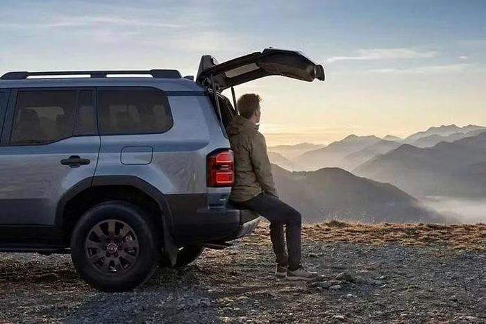 Land Cruiser phiên bản kỷ niệm 75 năm có giá khởi điểm từ 84.750 euro khoảng 95.100 USD (quy đổi 2,45 tỷ đồng). Một phiên bản độc lập khác hướng đến sự sang trọng hơn mang tên Lounge cũng được mở bán với giá 91.990 euro khoảng 103.300 USD (quy đổi 2,67 tỷ đồng).