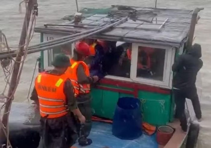 Lực lượng chức năng tìm kiếm ngư dân gặp nạn trên biển.
