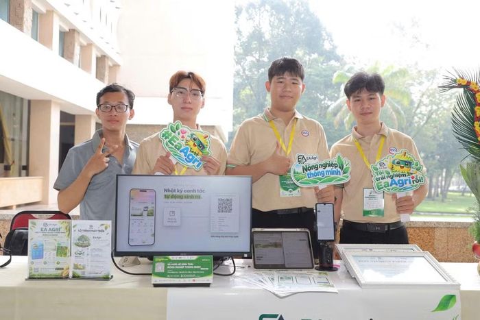 Dự án “EA Agri Hệ sinh thái nông nghiệp thông minh” đến từ nhóm sinh viên Phan Đăng Huy, Nguyễn Anh Giảng, Đặng Văn Chung (Trường Đại học Nguyễn Tất Thành).