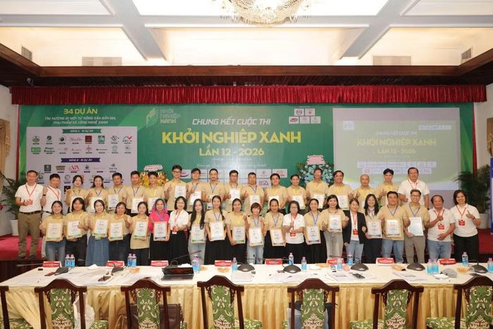 Đại điện 34 dự án vào vòng chung kết chụp ảnh lưu niệm cùng Ban giám khảo.