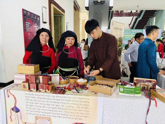 Dự án “Mũi Khâu Vó Còn”, tận dụng vải dư thừa từ hoạt động may mặc và mở ra cơ hội sinh kế cho cộng đồng địa phương.
