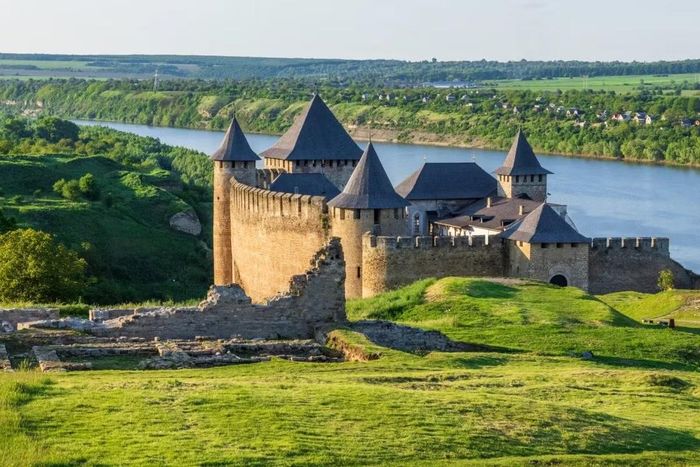 Pháo đài Khotyn nằm trên bờ sông Dniester, với hệ thống tường đá và tháp canh đặc trưng. Ảnh: life.nv.ua