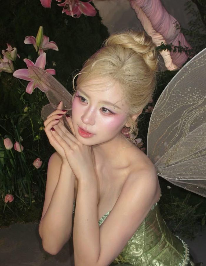 Hàn Hằng chia sẻ cô muốn tranh thủ mái tóc tẩy vàng năm nay để hóa thân thành Tinker Bell, nhân vật mà cô cực kỳ yêu thích từ khi còn nhỏ. Với người đẹp, đây cũng là dịp để hiện thực hóa mong muốn được trở thành nàng tiên tuổi thơ của mình.