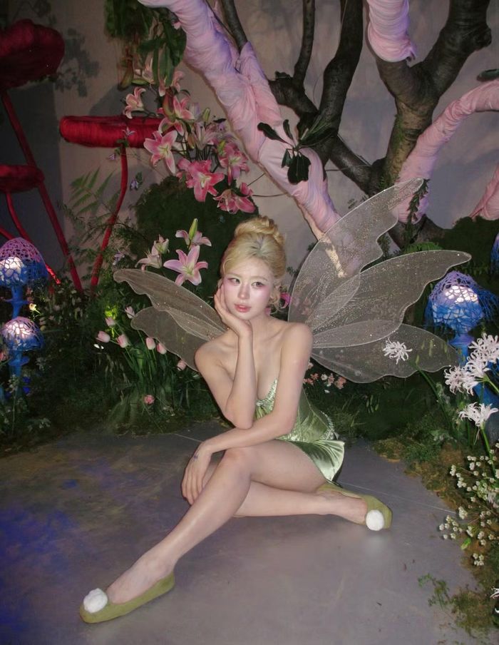Khác với những tạo hình ma quái thường thấy trong dịp Halloween, Hàn Hằng lựa chọn hình tượng nàng tiên nhỏ nhắn, xinh đẹp. Cô diện chiếc váy ngắn màu xanh lá, kết hợp đôi cánh trong suốt lấp lánh, tái hiện hình ảnh Tinker Bell giữa khu vườn cổ tích.