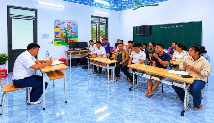 Hiệu trưởng Phạm Ngọc Thành họp với 17 phụ huynh ở điểm trường lẻ Xa Mang.