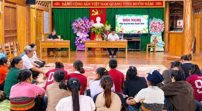 Hiệu trưởng Trường Tiểu học và THCS Sơn Điện vào bản họp phụ huynh ở nhà văn hóa.