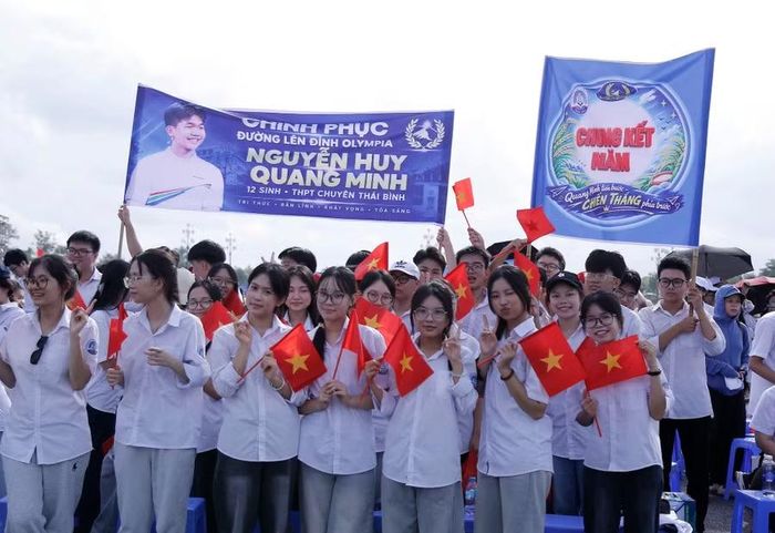 Học sinh Trường THPT Chuyên Thái Bình háo hức quyết tâm tiếp sức cho Nguyễn Huy Quang Minh. Ảnh: Đinh Chiến