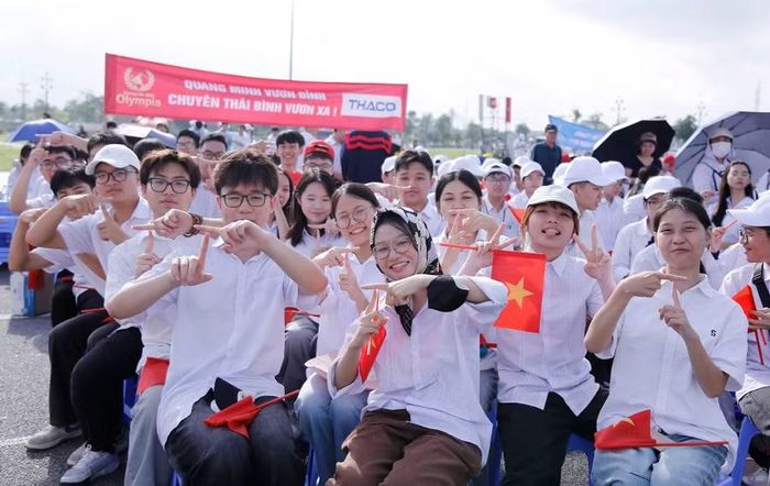Cổ động viên quyết tâm tiếp sức cho nam sinh Trường THPT Chuyên Thái Bình. Ảnh: Đinh Chiến