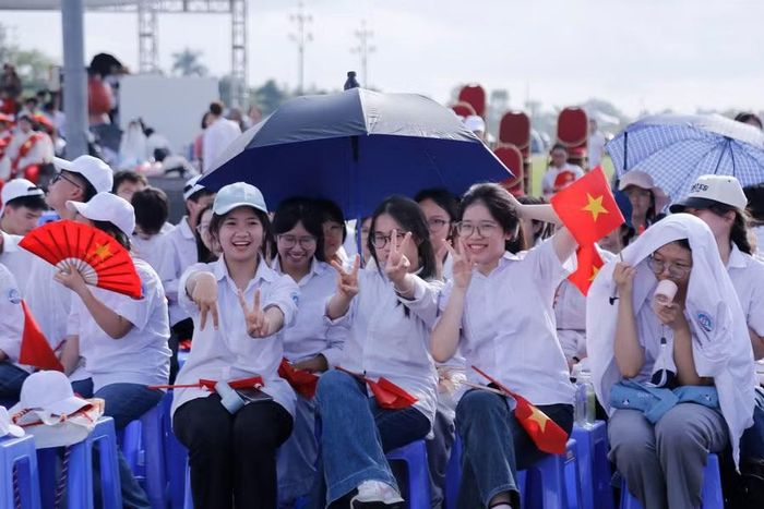 Dù thời tiết nắng gắt, không khí tại khu vực Tượng đài Bác Hồ với nông dân Việt Nam, Quảng trường Thái Bình vẫn sôi nổi. Ảnh: Đinh Chiến