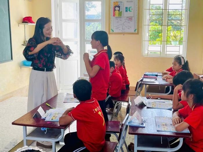 Cô Hiền hiện phụ trách dạy Tiếng Anh cho 1 lớp khối 4 và 5 lớp khối 5 tại Trường TH Cổ Đạm.