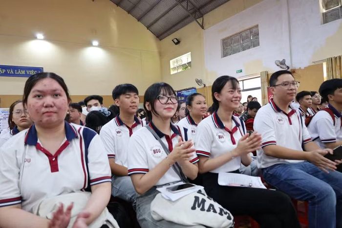 Sinh viên phấn khởi tham gia Ngày hội việc làm.