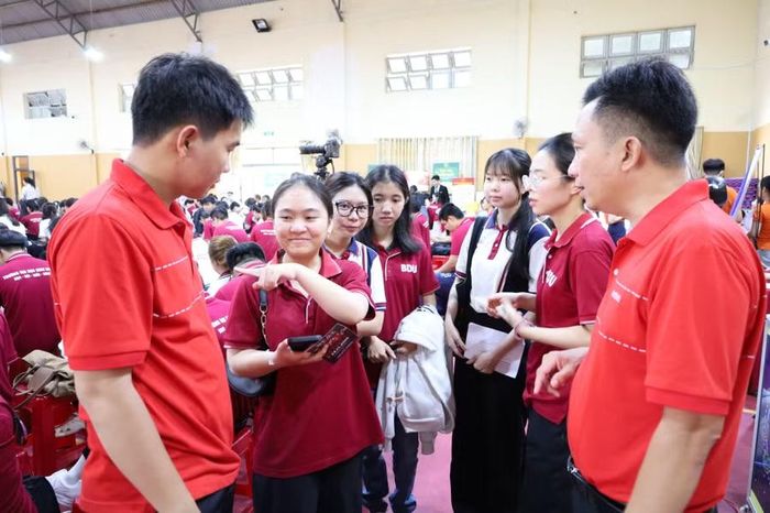 Doanh nghiệp cung cấp thông tin việc làm cho sinh viên.