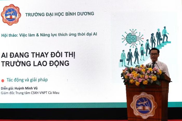Đại diện doanh nghiệp tham gia thuyết trình chuyên đề AI đang thay đổi thị trường lao động.