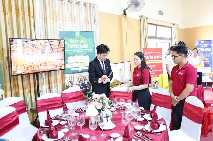 Sinh viên được đại diện doanh nghiệp hướng dẫn kỹ năng setup bàn tiệc.