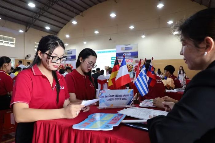 Sinh viên tìm hiểu, tìm kiếm cơ hội việc làm tại doanh nghiệp.