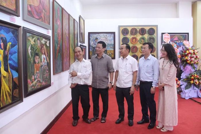 Đại biểu tham quan các tác phẩm nghệ thuật.